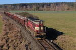 Übergabe Mn 87711 mit Holz aus Bor u Tachova auf dem Weg nach Plzen mit der 742 393 bei Lom u Stribra. Aufgenommen am 07.02.2023