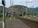 743 002-8 (mit Gterzug) am 16.07.2003 kurz vor dem Bahnhof Tanvald aus Richtung Harrachov kommend. An der Bahnschranke fehlt ein Stck, sie reicht nicht bis zur Auflagegabel!