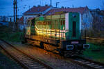 Die T 475.1501, alias 744 501-8 (CZ- RLK 92 54 2 744 501-8) der Retrolok s.r.o. (Prag) ist am 22.11.2022 beim Bahnhof Praha-Smíchov (tschechisch: Stanice Praha-Smíchov) abgestellt (aufgenommen aus einem alex-Zug). Der  Schmetterling  ist eine dieselelektrische Lokomotive, und wurde 1970 von ČKD in Prag (Českomoravská-Kolben-Daněk) als Prototyp gebaut. 

Die Lokomotive der Baureihe 744.5 (bis 1987 die Baureihen T 475.15 und T 476.0) ist eine vierachsige dieselelektrische Lokomotive, die 1970 in zwei Prototypen von der Lokomotivfabrik ČKD in Prag hergestellt wurde. Sie ist ein Entwicklungsvorläufer der späteren Serienlokomotiven der Baureihen 740 und 742 (bzw. 743). Zwei Jahre später entstand ein dritter Prototyp jedoch mit einem Achtzylindermotor K 8 S 230 DR.

Im Rahmen der Modernisierung des ČKD-Produktionsprogramms Ende der 1960er Jahre wurde die Entwicklung eines völlig neuen Typs von Reihensechszylindern mit einer Bohrung von 230 mm, im Zweigwerk Smíchov der ČKD Naftové motory (sog. Werk Wilhelm Pieck), begonnen. Dieser wurde als K 6 S 230 DR bezeichnet. Der geplante Einsatz dieses Motors sollte sowohl in Gleis- als auch in Rangierlokomotiven erfolgen. Um den neuen Motor in der Praxis testen zu können und gegebenenfalls konstruktive Mängel auszubessern, wurden 1970 zwei Prototypen gefertigt, die als Baureihe T 475.15 (heute 744.5) bezeichnet wurden. Bei jedem von ihnen wurde der Motor zum Testen auf eine andere Leistung (zwischen 600 bis 883 kW) eingestellt. Gleichzeitig wurde dieser Typ erstmals verwendet, um den Rahmen mit Gummi-Metall-Verbindungen am Fahrgestell zu befestigen, was später zum Standard wurde. Beide Prototypen wurden zunächst im ŽZO in Cerhenice getestet und dann an die ČSD zur Erprobung in den Schnellzügen von Prag nach Babín vermietet. Neben diesen beiden Prototypen mit dem Motor K 6 S 230 DR wurde 1972 ein dritter produziert, der als Baureihe T 476.0 bezeichnet und mit einem stärkeren Achtzylinder K 8 S 230 DR ähnlichen Konzepts ausgestattet und verglichen wurde zu schwächeren Maschinen.

Die Erprobung war 1973 abgeschlossen, und da die Produktionsvorbereitung der neuen Baureihe T 448.0 (740) bereits im Endstadium war, wurden beide Sechszylinder-Maschinen zum Verkauf angeboten. Das erste davon wurde von AZNP in Mladá Boleslav (heute Škoda Auto) gekauft und war hier bis 2017 in Betrieb, bevor sie von RETROLOK s.r.o. (Prag) ersteigert wurde. Am zweiten zeigte das Zementwerk in Hranice in Mähren Interesse. Später ging es in den Besitz des Dienstleistungsunternehmens Lokotrans über und wird heute von BF Logistics betrieben. Die Achtzylindermaschine hatte nicht so viel Glück - zwischen 1974 und 1978 wurde sie abwechselnd an die ČSD vermietet und in eigener Regie getestet, in den achtziger Jahren wurde sie in den Hütten in Kladno eingesetzt und 1988 wurde sie aufgrund ihrer endgültig eingestellt und verschrottet. 

TECHNISCHE DATEN der T 475.1501:
ČKD-Bezeichnung: 1435 Bo´Bo´ 1200
Spurweite: 1.435 mm
Achsfolge: Bo'Bo'
Länge über Puffer 13 540 mm
Dieselmotor: 6-Zylinder-Viertakt-Reihen- Dieselmotor mit Direkt-Einspritzung und Turbolader vom Typ ČKD  K 6 S 230 DR
Motorhubraum: 64,75 Liter (Zylinder-Ø 230 mm / Kolbenhub 260 mm)
Kompressionsverhältnis: 12,5 : 1
Nenndrehzahl: 400 – 1.250 U/min
Motorgewicht (ohne Generator): 7.700 kg
Leistung: 846 kW (1.150 PS)
Leistungsübertragung: dieselelektrisch
Höchstgeschwindigkeit: 140 km/h
Dienstgewicht: 60 t
Kleinster bef. Halbmesser: R 80 m
Anfahrzugkraft: 180 kN

Quellen: RETROLOK s.r.o., Wikipedia (CZ), zos-vrutky.sk