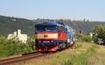 749 121-0 mit OS 9057 am 27.05.17 bei Praha-Modřany zast.