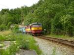 749 102 mit einem Personenzug an einer von den schnsten Strecken  in Tsechien.