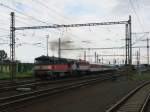 749 121-0 und 749 042-8 als Ersatzloks mit IC nach Prag als Umleiter ber Krno nach dem Zugunglck bei Studenka, am 09.08.2008 in Ostrava Svinov