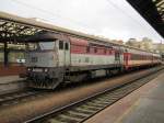 8.4.2012 17:47 ČD 749 253-1 mit einem Personenzug (Os) aus Praha-Vrovice nach Mlad Boleslav hl.n. kurz vor der Abfahrt im Bahnhof Praha hl.n.. 