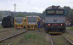 Reger Betrieb hier in Luzna u Rakovnika. 750 099-7 schiebt den R1225 nach Praha Bubny Vlatavska. Ganz links einer der Dampfsonderzüge, in der Mitte die typischen Regio Nova Triebwagen.26.08.2017  09:47 Uhr  