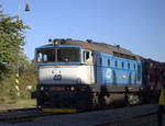 750 706-4 mit dem Schnellzug von Praha Bubny Vlatavska nach Rakovnik.21.09.2019 15:56 Uhr.