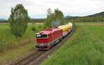 750 338-4 zu sehen mit Mn 86120 bei der Ausfahrt in Brniště am 24.05.21.