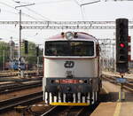 754 061-0 neben einem  Zwergsignal  setzt sich in Hradec Králové , deutsch Königgrätz; latinisiert Reginogradecium vor den Zug nach Trutnov, deutsch Trautenau eine Stadt im Královéhradecký kraj. 20.05.2022 17:05 Uhr.