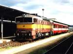 Taucherbrille 750 338-6 und zwei Beiwagens von die Triebwagens der BR 820 (020 001-4 und 020 284-6) mit Os 5404 Jaromer-Liberec auf Bahnhof Liberec am 20-7-2005. Bild und scan: Date Jan de Vries. 