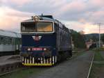 Die 750 346-9 in Abendlicht auf Bahnof Trutnov Hlavn Ndra am 1-8-2011.