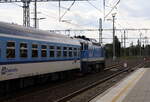 Der Schnellzug nach Prag , aus Jaromer ausfahrend. Zuglok ist eine Lok der Baureihe 750.
21.05.2022  13:49 Uhr.