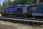 750 703-1 mit einem Schnellzug läuft in Trutnov ein.