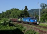 Die 751 219 und die 743 003 mit einem Holzzug am 02.06.2014 bei der Einfahrt in Prachatice.