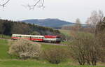 Seltener Anblick auf dem Streckenabschnitt von Cranzahl nach Vejprty, ein Sonderzug mit Bardotte, die T478 2006 der Posázavský Pacifik - doprava s.r.o. vor der Kulisse des Scheibenberges im Erzgebirges. Der Sonderzug einer privaten Charterfahrt von Benešov u Prahy via Chomutov und Vejprty nach Cranzahl und zurück wurde am 4.05.2023