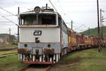 Führt den Schrottzug an, eine Lok der Baureihe 2 753 , abgestellt in Usti nad Labem.