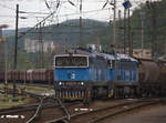 753 754-4  in Doppeltraktion vor einem Kesselwagenzug in Usti.