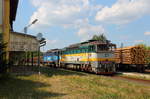 Die beiden Dieselloks der CD Cargo 753 301 und 750 061 rangieren an einen Holzzug in Sluknov.