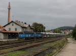 Die 753 772 und die 753 771 mit einem Autozug am 04.10.2014 bei der Durchfahrt in Staňkov.