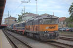 753 725-1 , der Gesellschaft AWT an der Spitze eines Lokomotivzuges in Kolin.