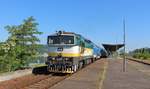 754 045-3 mit OS 9055 am 27.05.17 in Praha-Modřany zast.