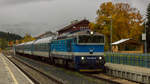 Mieses Wetter am 1. Oktober 2017 in Bayerisch Eisenstein. 754 009-9 wartet auf Ausfahrt in Richtung Pilsen. 