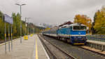 754 064-4 steht am 1. Oktober 2017 im Bahnhof Bayerisch Eisenstein. 