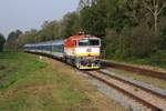 CD 754 012-3 fährt am 08.September 2018 mit dem R 883 Slovacky Expres (Hradec Kralove hl.n. – Luhacovice) durch den Bahnhof Hradcovice.