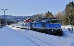 Bei anderem Wetter und wegen des samstäglichen Ausflugsverkehrs mit sechs Wagen steht wiederum 754 006-5 am 16.02.2019 vor dem Schnellzug nach Prag im Grenzbahnhof Bayerisch Eisenstein/Zelesna Ruda-Alzbetin