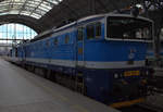 754 008-1 am Schluß eines kurzen Lokzuges in Praha hln.