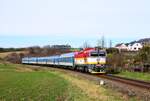 Die retrolackierte Okuliarnik 754 012 fährt mit dem R885  Slovácký Express  in Richtung Luhačovice kurz vor Hst. Popovice.
Popovice, 25.02.2024.