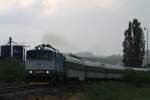 Whrend eine Regenschauer fahrt 754 075-0 mit R 661 Plzeň-Brno Hlavn Ndradurch Okřky am 29-5-2013.