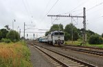 Die Brückenbauarbeiten bei Tršnice sind fast abgeschlossen. 754 051-1 fuhr am 09.08.16 ein Zug mit Kran von Tršnice Richtung Ústí nad Labem. 