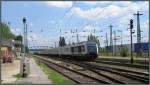 Die Siemens Lok 761 005-8 der Metrans mit einen langen Containerzug bei der Durchfahrt in Komárom am 21.Mai 2014.