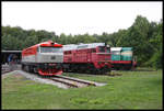 Sehr fotogen aufgereiht und passend immer auf Abstand gestellt stehen die Lokomotiven im Eisenbahn Museum in Luzna a Rakovnika. Am 22.6.2018 waren an der Drehscheibe 749250 neben T 6791600 und T 6690001 aufgestellt.
