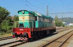 Die 770 001 wartet in Klasterec nad Ohri auf den R als Vorspannlok. Da zwischen Klasterec und Kadan die Oberleitung abgeschaltet wurde. Aufgenommen wurde die Hummel welche dem Museum in Luzna gehört am 24.08.2023