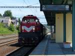 Mit Selbstentladewagen am Haken fährt 774 703 durch den Bahnhof von Sokolov.21.05.2014.