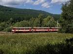 Der 810 177 als Os nach Volary am 15.08.2017 unterwegs bei Zátoň.