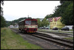 810548 fährt hier am 23.06.2018 aus Chodov kommend in den derzeitigen Endbahnhof Loket ein.