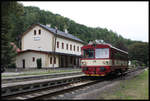 810548 steht hier am 23.6.2018 vor dem Bahnhof Loket, der derzeit renoviert wird.