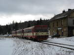 Eine Sandwich-Garnitur  Brotbüchsen  geführt von 810 411 und hinten mit 810 348 auf der Fahrt von Most nach Moldava (von Brüx nach Moldau) hat die Station Mikulov Nove Mesto (Niklasberg