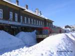 810 529 mit 810 039 im tief verschneiten Bhf Moldava (Moldau im Erzgebirge); für die Fahrgäste wurde ein schmaler Zugang zwischen Bahnhof und Triebwagen freigeschaufelt - 24.02.2006  