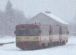 810 582-0 als OS 26800 aus Most fährt mit wenig Verspätung im dichten Schneetreiben in Moldava ein.