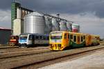 Fahrzeugparade im Bahnhof Moravske Budejovice am 14.Juli 2018: CZ-RCAS 98 54 4 702 586-9 (historisch als CSD T212 0586 angeschrieben)als Os 18394 (Moravske Budejovice - Jemnice), CD 814 010-5 (als Os