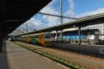 Zwischen einem CityElefant (914 172-2) und einer Taucherbrille (750 707-2) fährt 814 172-3 aus dem Bahnhof Prag Masarykovo (14.11.2015).