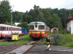 820 056-0 und Beiwagens von die Triebwagens der ČSD-Baureihe M 240.0 (820) bei dem Drehscheibe in Tanvald am 12-7-2009.