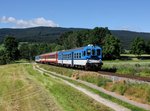 Der 842 020 mit einem Os nach České Budějovice am 18.06.2016 unterwegs bei Holubov.