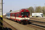 843 010-0 in Ostroměř (deutsch: Wostroměr auch: Wostromiersch, Woßtomirs) einfahrend.
Hier ist ein Bahnknotenpunkt. Die  Strecke Nova Paka - Chluomec nad Cidlinou kreuzt hier die Strecke Hradec Kralove -Jičín . Dder Verkehr wird mit unterschiedlichen Triebwagen durchgeführt,
Regio Nova und TW der Reihe 843 dominieren. 22.04.2023 10:10 Uhr.Auf dem Weg nach Hradec Kralove. 