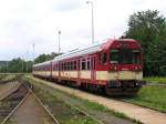 843 014-2 mit R 989 Liberec-Pardubice Hlavn Ndra auf Bahnhof Star Paka am 13-7-2007.