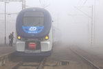 Der Regio Shark bringt auch im dicken Nebel die zahlreichen Festbesucher zum Gelnde, wo der Tag der tschechischen Eisenbahn in Cheb gefeiert wird.