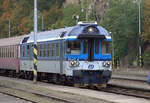 854 213-6  Tom  einfahrend in Bakov nad Jizerou (deutsch Backofen an der Iser), Richtung Turnov.04.10.2019  14:43 Uhr.