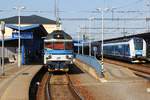 CD 854 207-8 und 660 103-3 am 11.August 2019 im Bahnhof Breclav.